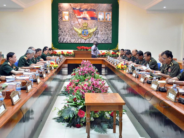 Việt Nam-Campuchia nhất trí đẩy mạnh hợp tác quốc phòng ảnh 1