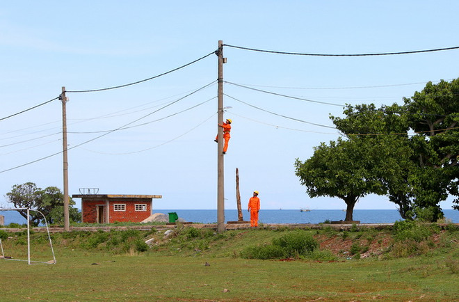 EVN cấp điện trở lại cho các địa phương bị ảnh hưởng do bão số 10 ảnh 1