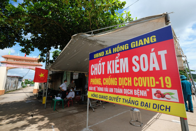 Một điểm chốt kiểm dịch cho xe và người ra vào mua bán vải tại Lục Ngạn, Bắc Giang (Ảnh: TTXVN phát) Nâng tầm nông sản Việt từ chiến lược mang tên “Vải thiều Bắc Giang' ảnh 1