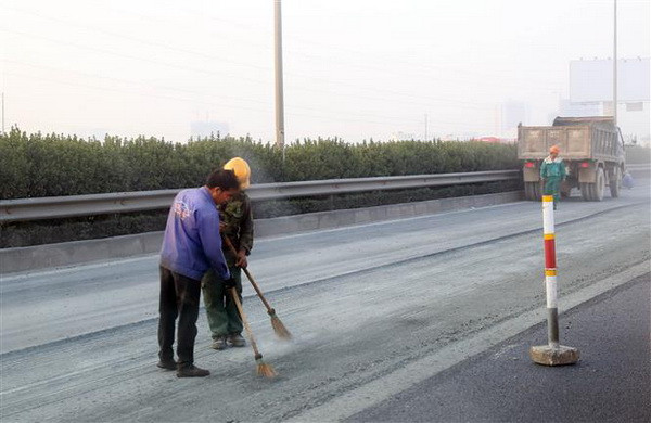 Ôtô bất ngờ va phải đá hộc trên cao tốc Hà Nội-Ninh Bình ảnh 1