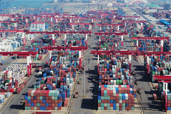 Toàn cảnh cảng container ở Thanh Đảo, tỉnh Sơn Đông, Trung Quố. (Nguồn: THX/TTXVN) Đàm phán thương mại Mỹ-Trung Quốc: ''Khoảng nghỉ'' cần thiết ảnh 1