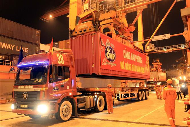 Cảng Hải Phòng đón mã hàng vào thời khắc đầu tiên của năm mới 2020 ảnh 1