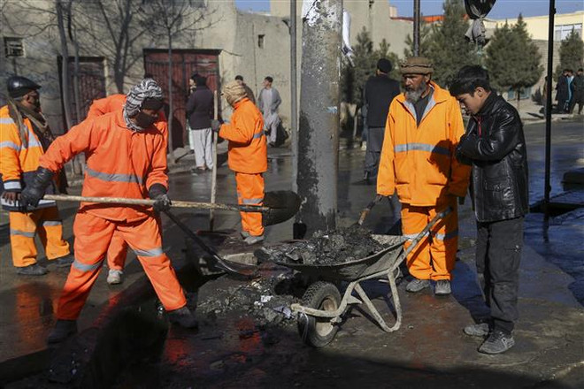 Afghanistan: Một xe buýt chở khách bị bắt cóc, một nhà báo bị ám sát ảnh 1