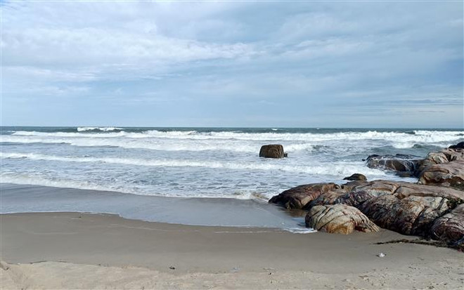 Tắm biển bất chấp cảnh báo, hai du khách bị sóng biển cuốn trôi ảnh 1