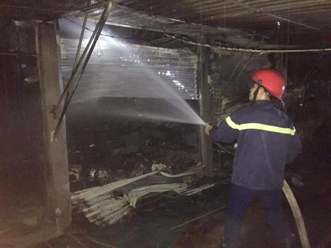 Hưng Yên: Cháy lớn thiêu rụi cửa hàng kinh doanh thuốc bảo vệ thực vật ảnh 1