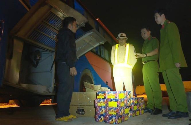 Bắt hai xe khách vận chuyển 140kg pháo từ Gia Lai về TP.HCM tiêu thụ ảnh 1