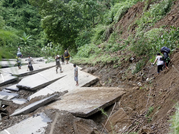 Bão Goni tràn vào Nhật Bản, hàng chục tuyến tàu điện ngừng hoạt động ảnh 1