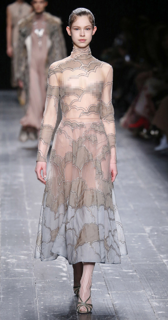 Người mẫu trẻ của Valentino trình diễn với bộ váy lộ ngực ảnh 1