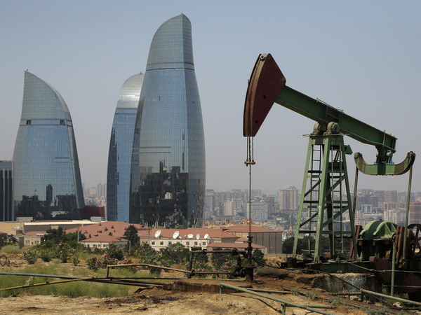 Một trạm bơm dầu ở Baku, Azerbaijan. (Nguồn: AP/TTXVN) Kết thúc một tuần khởi sắc với thị trường dầu mỏ thế giới ảnh 1