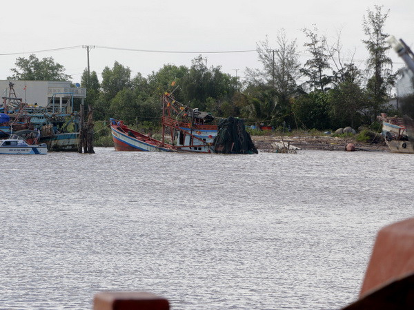 Tạm giữ hình sự tài công tàu cá bị lật trên sông Gành Hào ảnh 1