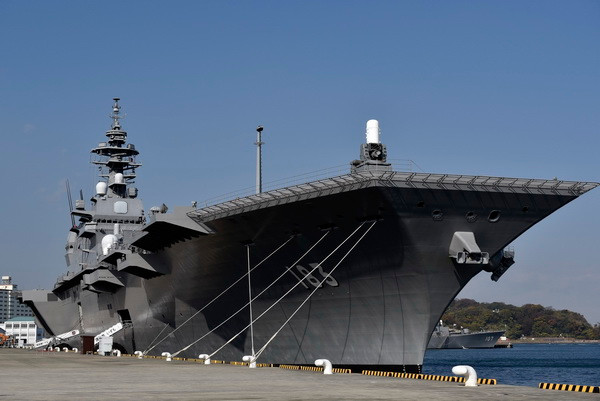 Tàu chở trực thăng Izumo của Lực lượng phòng vệ hải quân Nhật Bản (JMSDF) tại căn cứ hải quân ở Yokosuka. (Nguồn: EPA/TTXVN) Nhật Bản cho phép lực lượng phòng vệ bảo vệ tàu chiến Mỹ ảnh 1