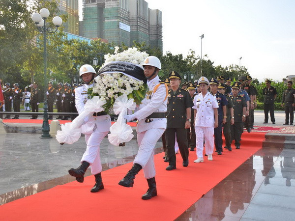 Đoàn đại biểu Bộ Quốc phòng Camuchia viếng các anh hùng liệt sỹ và chúc mừng ngày thành lập Quân đội Nhân dân Việt Nam. (Ảnh: Nguyễn Lâm/Vietnam+) Kỷ niệm ngày thành lập Quân đội nhân dân Việt Nam ở Campuchia ảnh 1