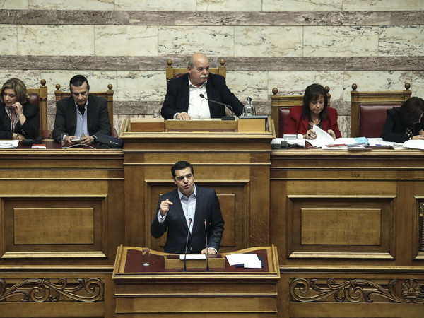 Thủ tướng Hy Lạp Alexis Tsipras (phía trước) phát biểu tại một phiên họp Quốc hội ở Athens. (Nguồn: AP/TTXVN) Hy Lạp hoãn tăng thuế tại một số nơi ảnh hưởng bởi làn sóng di cư ảnh 1