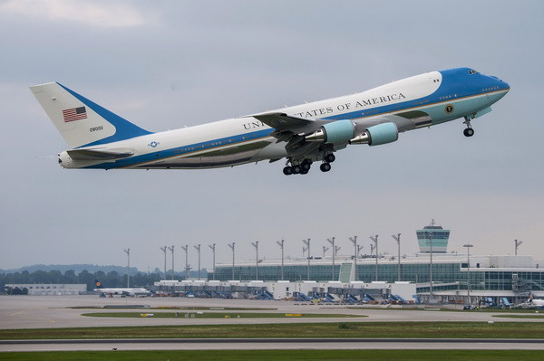 Máy bay Không lực Một. (Nguồn: AFP/TTXVN) Ông Trump kêu gọi giảm chi phí sản xuất F-35 và Không lực Một ảnh 1