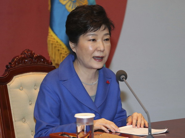 Bà Park Geun-hye tại phiên họp nội các khẩn ở thủ đô Seoul ngày 9/12. (Nguồn: AP/TTXVN) Bà Park bị yêu cầu làm rõ các hoạt động trong ngày chìm phà Sewol ảnh 1