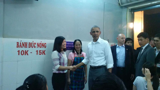 Ông Obama thong dong vào hàng bún chả trên phố Lê Văn Hưu ảnh 1