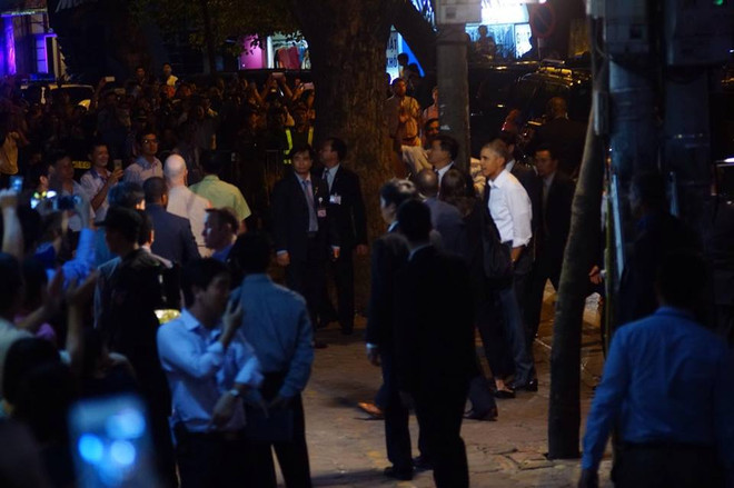 Ông Obama thong dong vào hàng bún chả trên phố Lê Văn Hưu ảnh 7