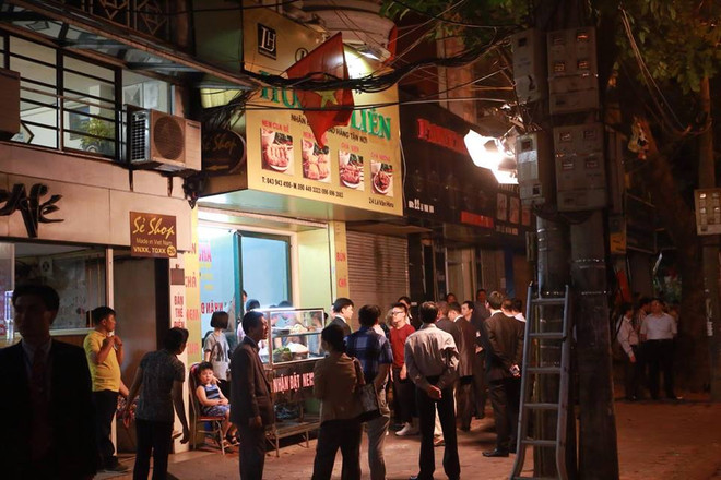 Ông Obama thong dong vào hàng bún chả trên phố Lê Văn Hưu ảnh 10