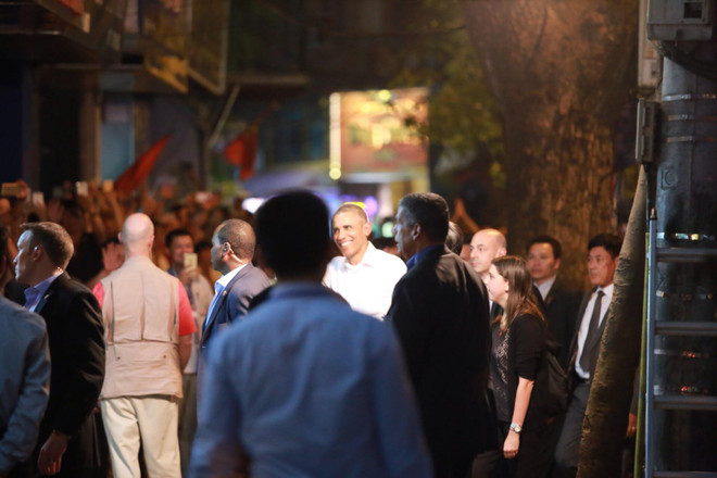 Ông Obama thong dong vào hàng bún chả trên phố Lê Văn Hưu ảnh 4