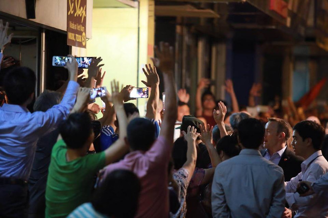 Ông Obama thong dong vào hàng bún chả trên phố Lê Văn Hưu ảnh 9