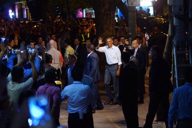 Ông Obama thong dong vào hàng bún chả trên phố Lê Văn Hưu ảnh 6