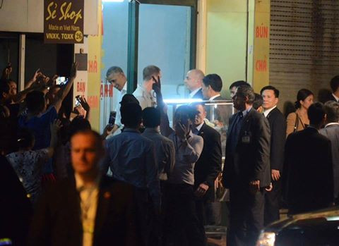 Ông Obama thong dong vào hàng bún chả trên phố Lê Văn Hưu ảnh 2