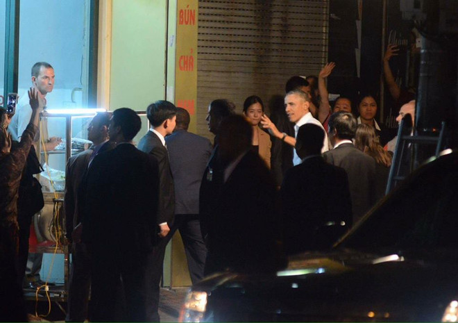 Ông Obama thong dong vào hàng bún chả trên phố Lê Văn Hưu ảnh 3