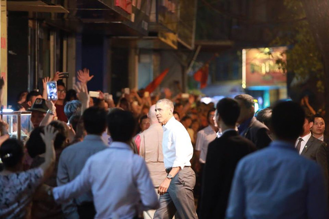Ông Obama thong dong vào hàng bún chả trên phố Lê Văn Hưu ảnh 8
