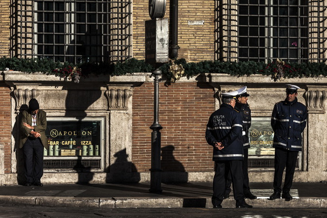 Cảnh sát Italy. (Ảnh: AFP/TTXVN) Italy triệt phá một băng nhóm Mafia lừa đảo EU để lấy tiền tài trợ ảnh 1