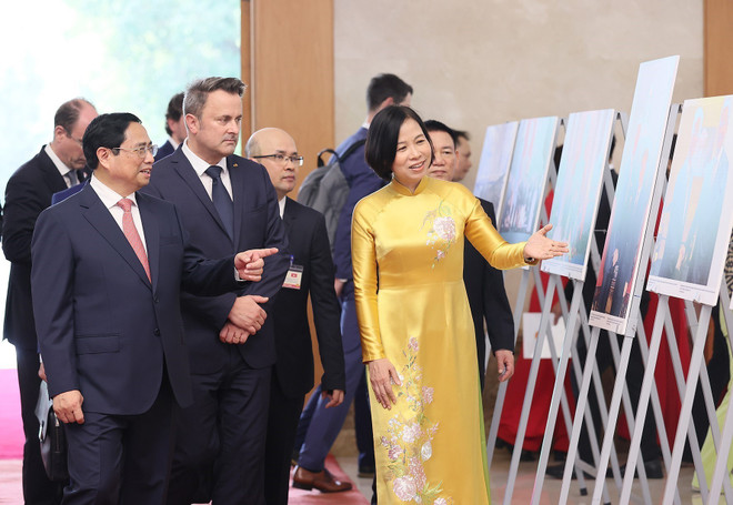 Thủ tướng Việt Nam và Luxembourg tham quan Trưng bày ảnh của TTXVN ảnh 2