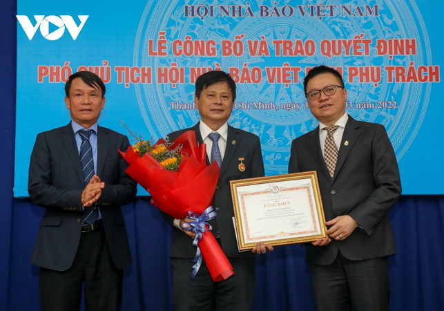 Trao quyết định Phó Chủ tịch Hội Nhà báo Việt Nam phụ trách phía Nam ảnh 2