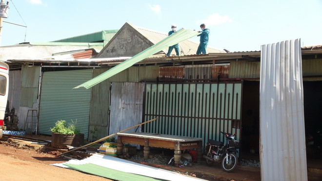 Thừa Thiên-Huế: Mưa lớn, lốc xoáy làm tốc mái nhà và chìm ghe thuyền ảnh 1