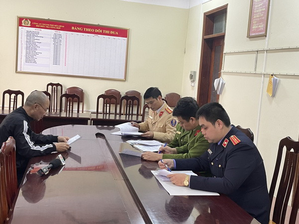 Hòa Bình: Khởi tố tài xế vi phạm nồng độ cồn, chống đối CSGT ảnh 1