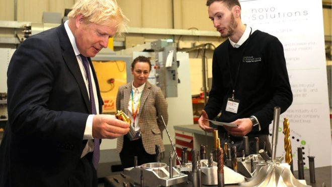 Thủ tướng Anh Boris Johnson phát biểu tại cuộc họp báo ở Belfast, Bắc Ireland. (Ảnh: THX/TTXVN) Tương lai đàm phán hiệp định tự do thương mại Anh-EU ảnh 1
