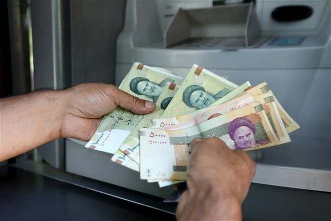 Đồng rial của Iran tại thủ đô Tehran. (Ảnh: AFP/TTXVN) Mỹ miễn trừng phạt viện trợ nhân đạo đối với Iran ảnh 1
