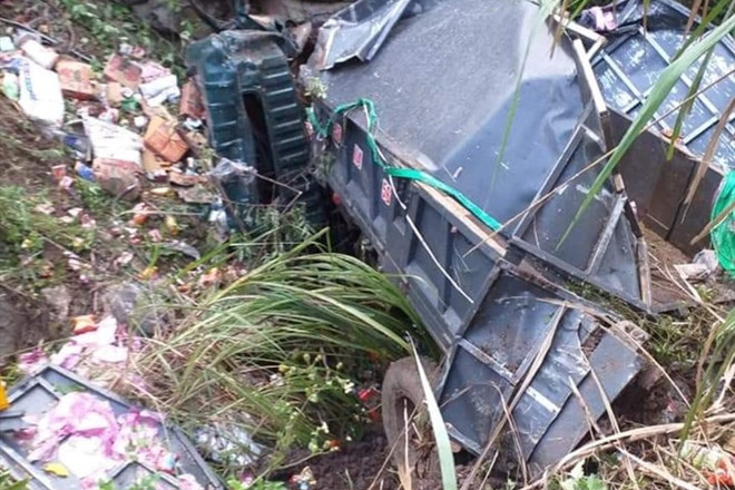 Sơn La: Xe tải chở hàng lao xuống vực, 3 người thương vong ảnh 1