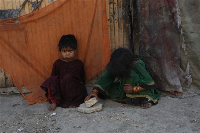 Trẻ em tại trại tị nạn ở Kabul, Afghanistan. (Ảnh: THX/TTXVN) Pakistan lo ngại nguy cơ Afghanistan rơi vào hỗn loạn và bạo lực ảnh 1