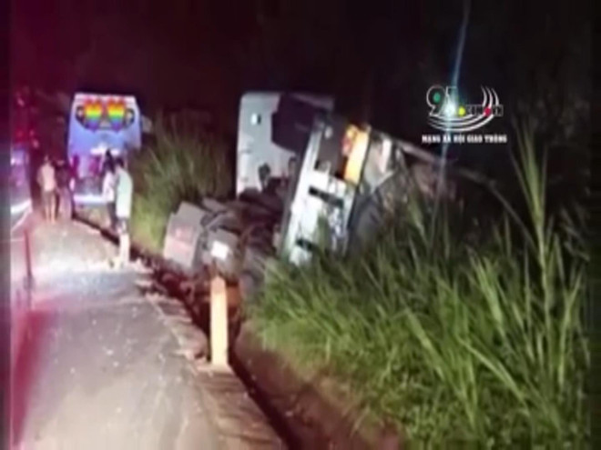 Tước giấy phép lái xe 3 tháng của tài xế xe khách ép lật xe container ảnh 1