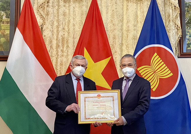Trao tặng Bằng khen Bộ Ngoại giao cho Hội Hữu nghị Hungary-Việt Nam ảnh 1