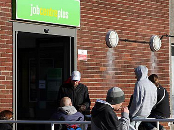Người dân đứng bên ngoài trung tâm việc làm ở Nottingham. (Nguồn: theguardian) Thêm nhiều tín hiệu tích cực trên thị trường việc làm Anh ảnh 1