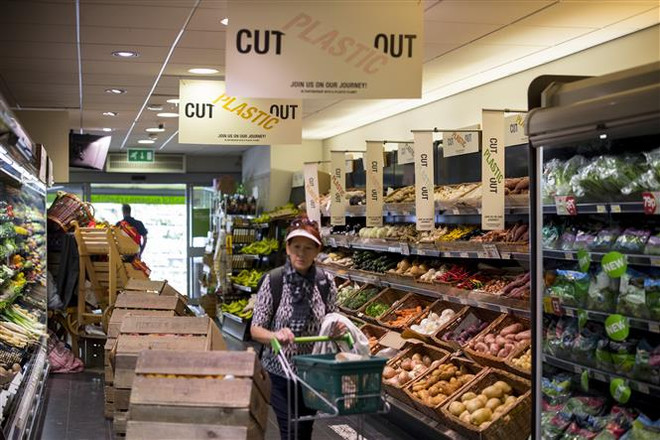 Người dân mua sắm tại một siêu thị ở Belsize Park, phía Bắc thủ đô London, Anh. (Ảnh: AFP/TTXVN) Doanh số bán lẻ tại Anh tăng trở lại trong tháng đầu năm 2020 ảnh 1