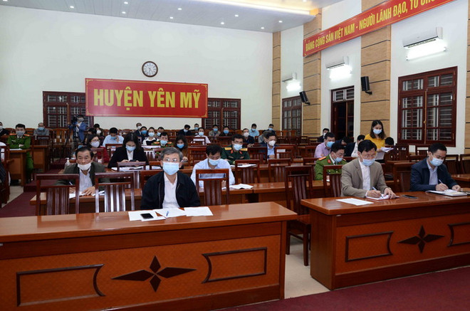 Ban chỉ đạo phòng chống dịch COVID-19 huyện Yên Mỹ họp khẩn để bàn các biện pháp phòng dịch. (Ảnh: Đinh Tuấn/TTXVN) Dịch COVID-19: Hưng Yên phong tỏa xã Yên Phú từ ngày 9/2 để dập dịch ảnh 1