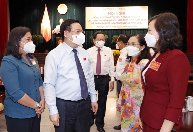 Chủ tịch Quốc hội Vương Đình Huệ với các đại biểu. (Ảnh: Doãn Tấn/TTXVN) Tiếp tục đổi mới, nâng cao chất lượng hoạt động của Hội đồng nhân dân ảnh 3