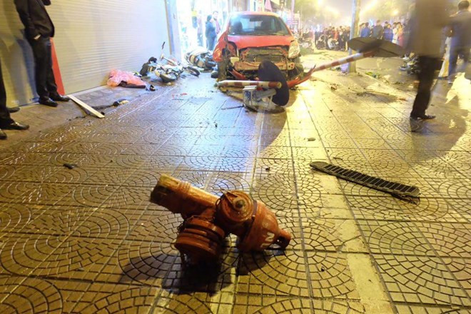 Hà Nội: Tạm giữ lái xe đâm ôtô liên hoàn trên phố Nguyễn Văn Cừ ảnh 1