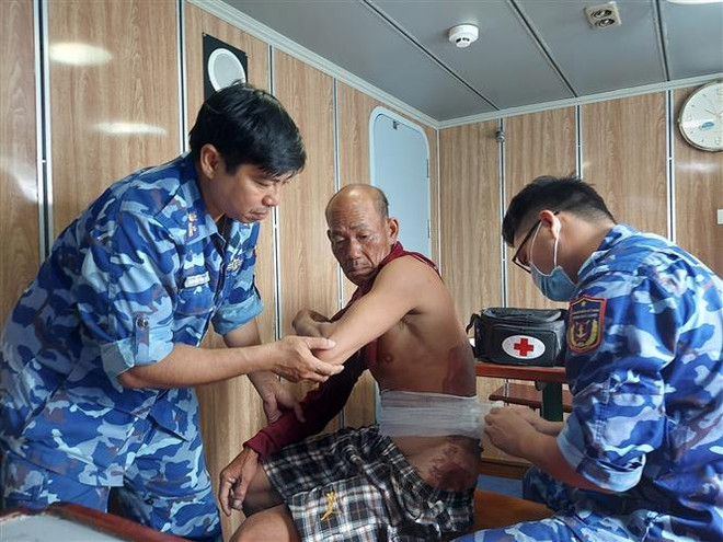 Kịp thời cấp cứu một ngư dân gặp nạn trên vùng biển Tây Nam ảnh 1