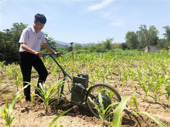 Học sinh lớp 9 chế tạo máy cày làm cỏ và bón phân ảnh 2