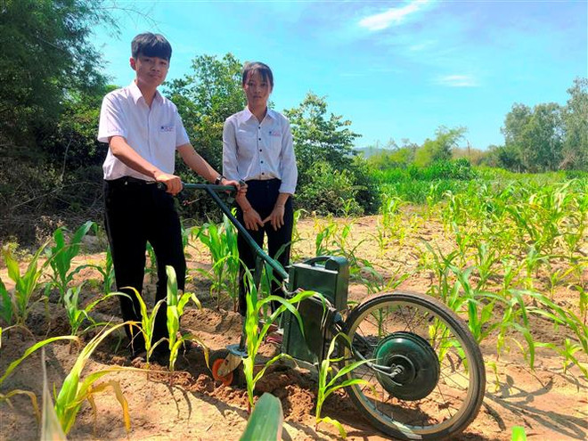 Học sinh lớp 9 chế tạo máy cày làm cỏ và bón phân ảnh 1