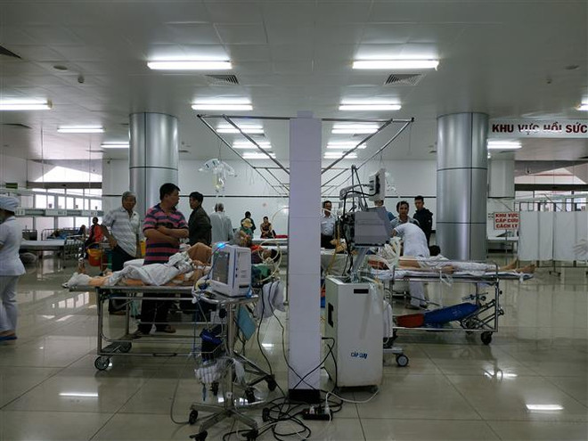 Các nạn nhân của vụ tai nạn được cấp cứu tại Bệnh viện đa khoa vùng Tây Nguyên. (Ảnh: Tuấn Anh/TTXVN) Thêm 2 người tử vong trong vụ tai nạn nghiêm trọng ở Đắk Nông ảnh 2