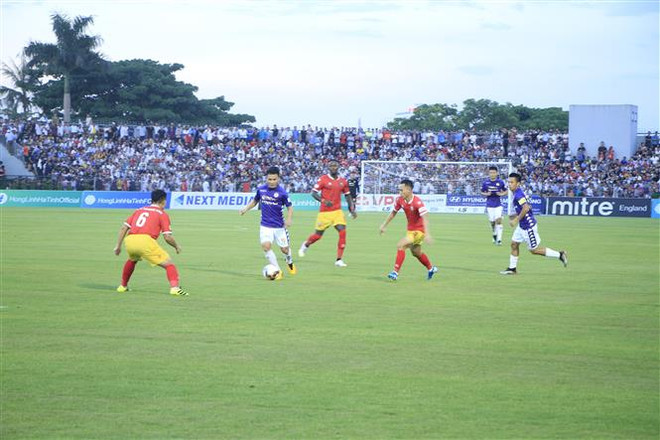 Tình huống tấn công của cầu thủ Hà Nội FC. (Ảnh: Phan Quân/TTXVN) Hà Tĩnh chia điểm với Hà Nội sau sự cố khán giả tràn xuống sân ảnh 3