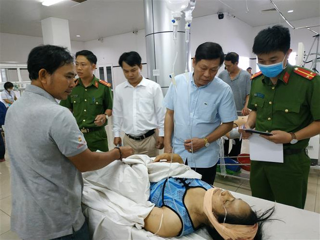 Chủ tịch Ủy ban Nhân dân tỉnh Đắk Nông Nguyễn Bốn (thứ 2, phải sang) thăm hỏi các nạn nhân của vụ tai nạn được cấp cứu tại Bệnh viện đa khoa vùng Tây Nguyên. (Ảnh: Tuấn Anh/TTXVN) Thêm 2 người tử vong trong vụ tai nạn nghiêm trọng ở Đắk Nông ảnh 1